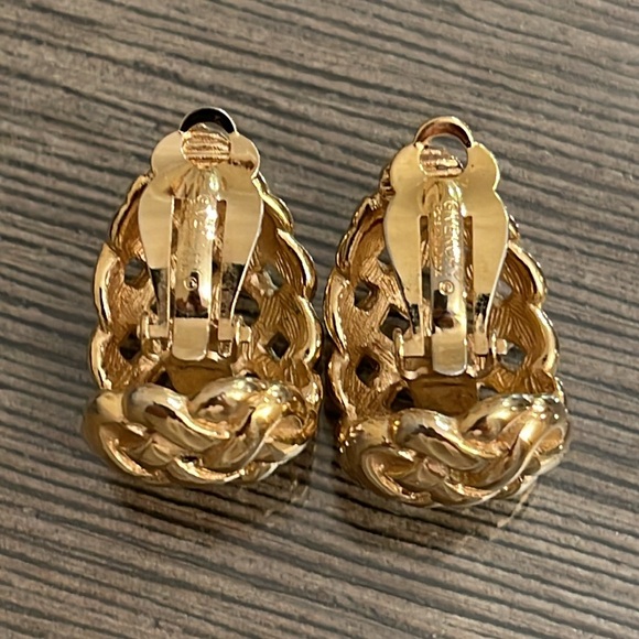 Large Vintage Givenchy Basket Weave Earrings Clip On Signed Gold-tone - Picture 6 of 17
